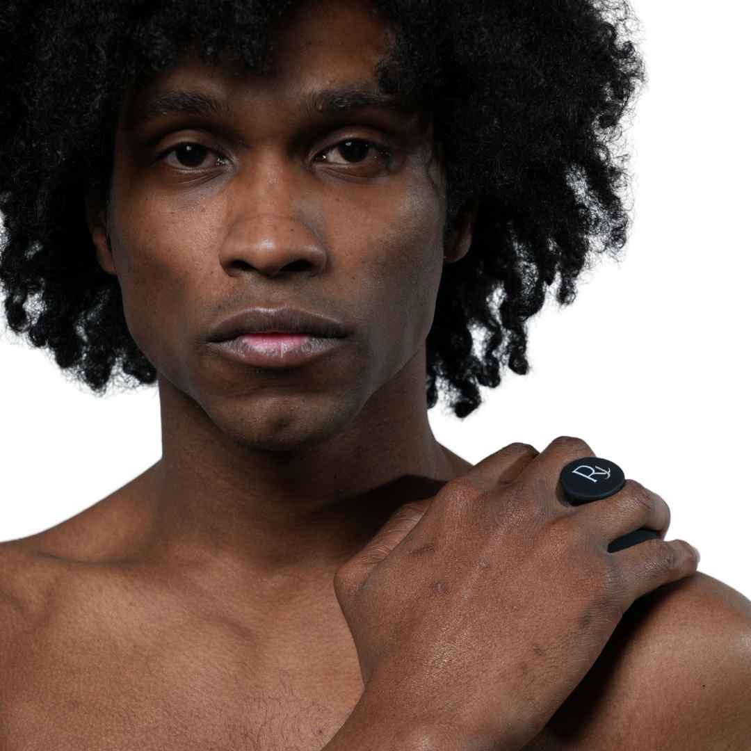 Male Model using Black Raqiia Body Scrubber